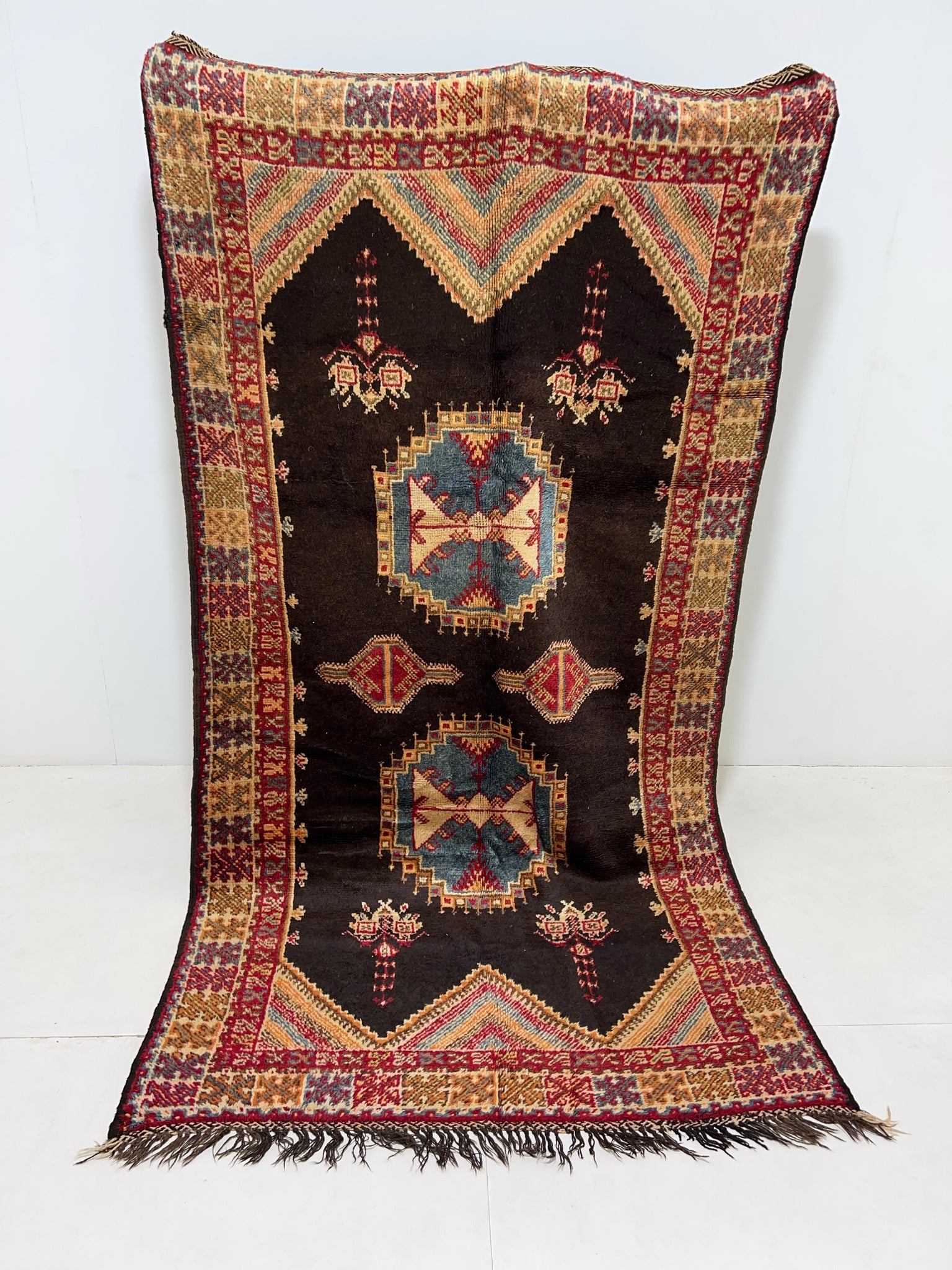 Vintage berber rug : 4.6ft x 8.4ft / 137cm x 253cm