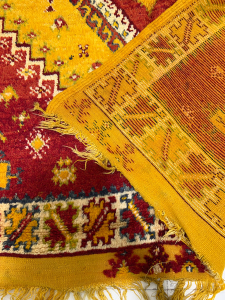 Vintage berber rug : 5ft x 9.5ft / 152cm x 287cm