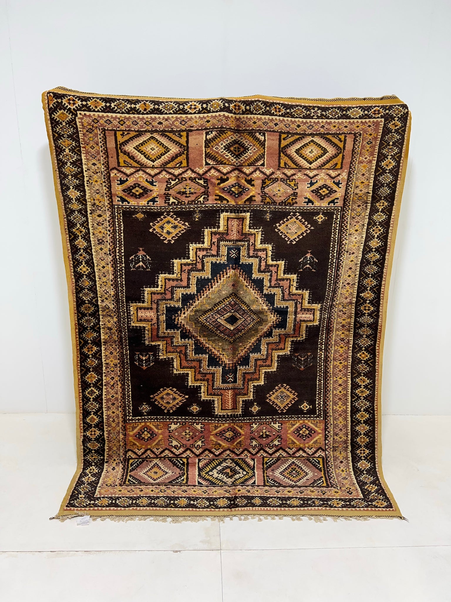 Vintage berber rug : 5.4ft x 7.2ft / 163cm x 218cm