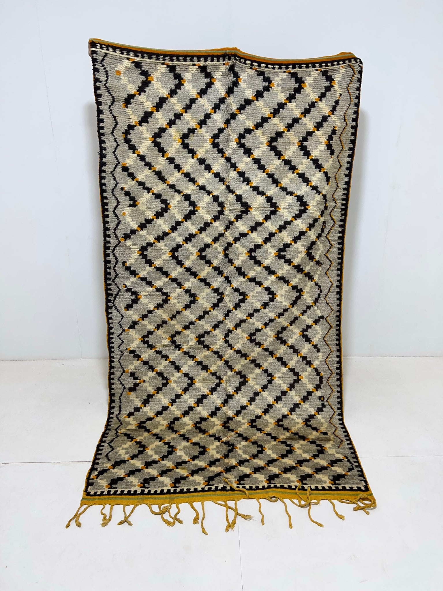 Vintage berber rug : 4.7ft x 8.6ft / 139cm x 250cm