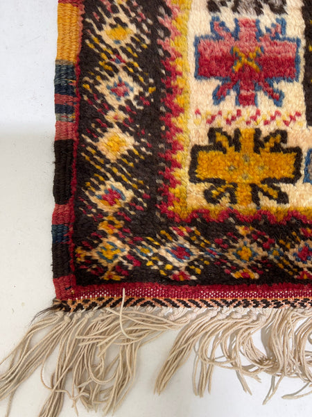 Vintage berber rug : 5.5ft x 9.1ft / 166cm x 277cm
