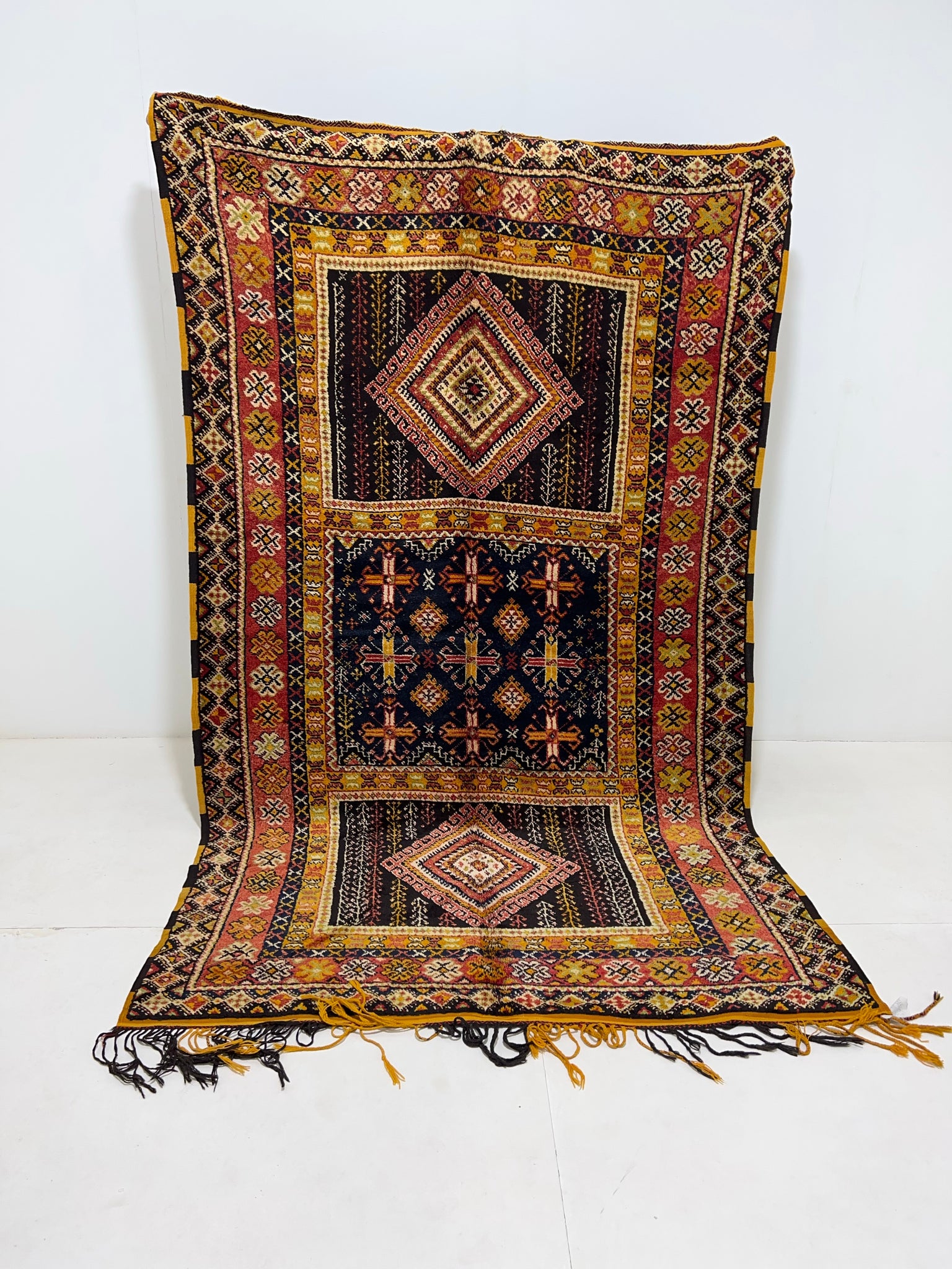Vintage berber rug : 5.5ft x 8.10ft / 166cm x 270cm