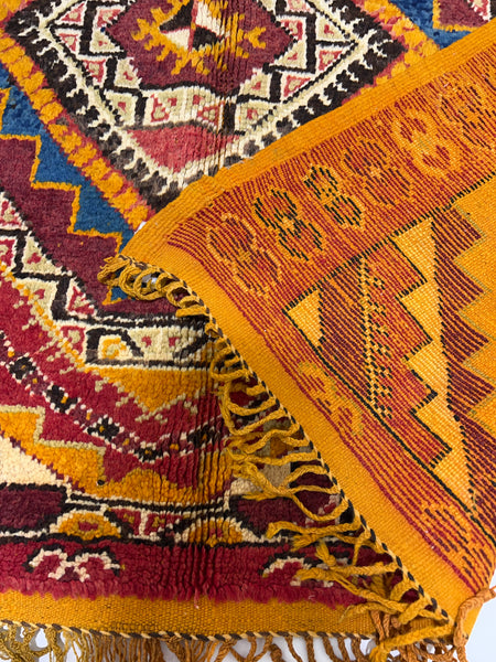 Vintage berber rug : 4.8ft x 8.7ft / 143cm x 262cm