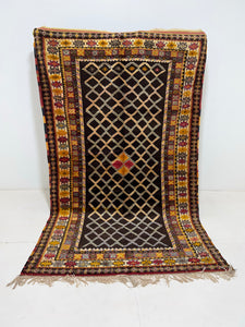 Vintage berber rug : 5.5ft x 9.1ft / 166cm x 277cm