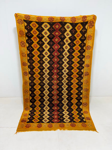 Vintage berber rug : 4.10ft x 8.1ft / 147cm x 246cm