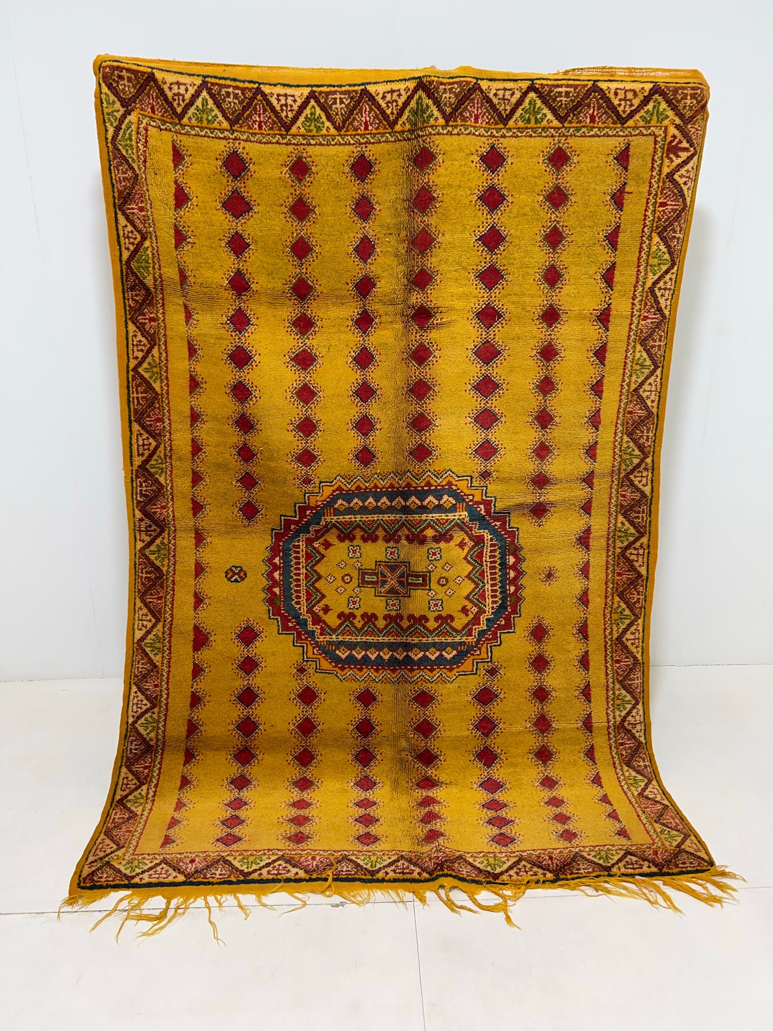 Vintage berber rug : 5ft x 7.6ft / 151cm x 228cm