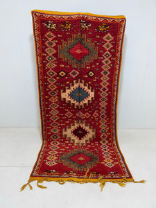 Vintage berber rug : 4ft x 8.10ft / 124cm x 270cm