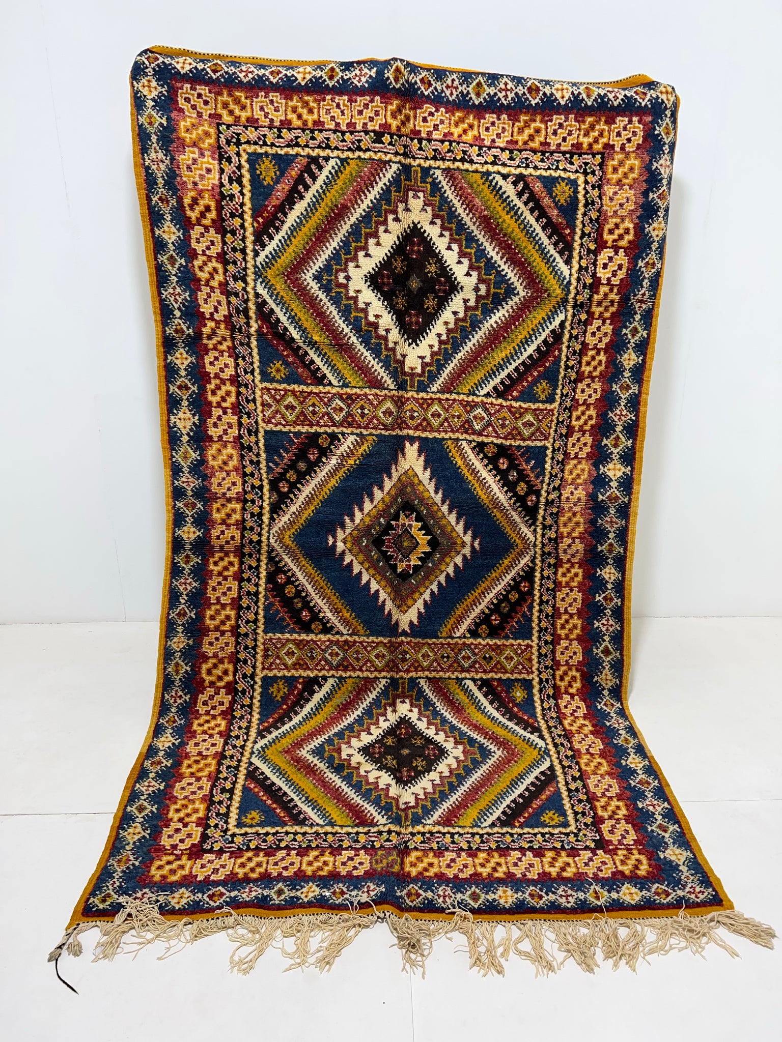 Vintage berber rug : 4.11ft x 9ft / 150cm x 274cm