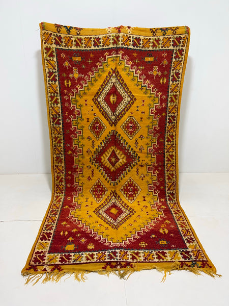 Vintage berber rug : 5ft x 9.5ft / 152cm x 287cm