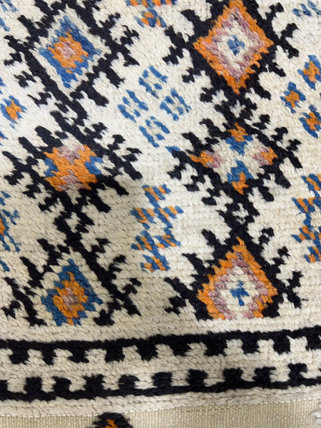 Vintage berber rug : 4.8ft x 9ft / 142cm x 274cm