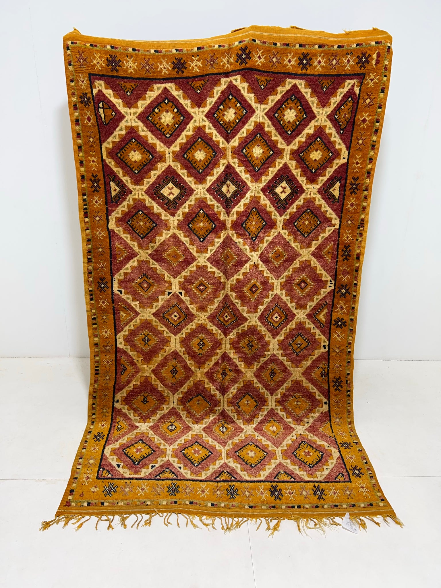 Vintage berber rug : 4.9ft x 8.2ft / 144cm x 248cm