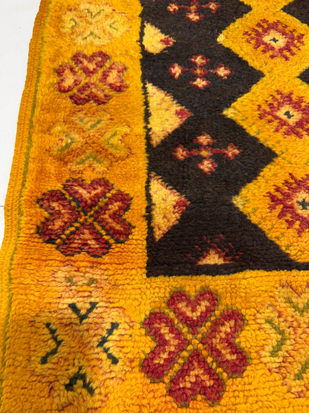 Vintage berber rug : 4.10ft x 8.1ft / 147cm x 246cm