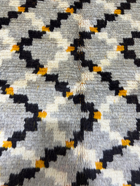 Vintage berber rug : 4.7ft x 8.6ft / 139cm x 250cm