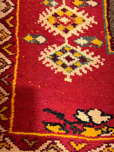 Vintage berber rug : 4ft x 8.10ft / 124cm x 270cm