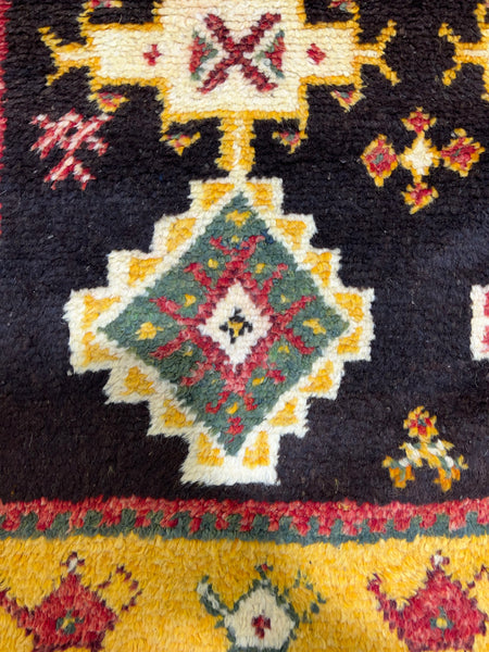 Vintage berber rug : 4.9ft x 9.9ft / 145cm x 297cm